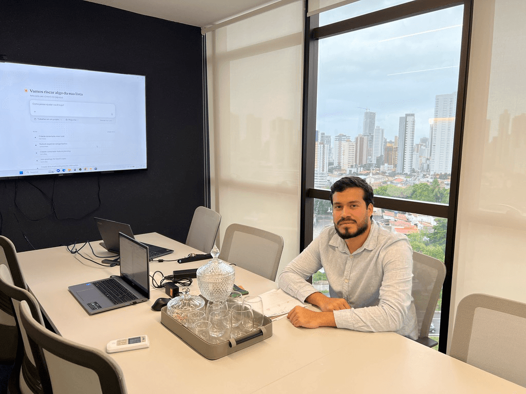 David López Giraldo no escritório
